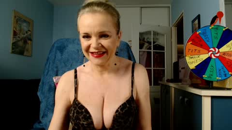 Snapshot of sexyjennyeu chatting on December 14, 8:40 pm Jenny online show from December 14, 8:40 pm