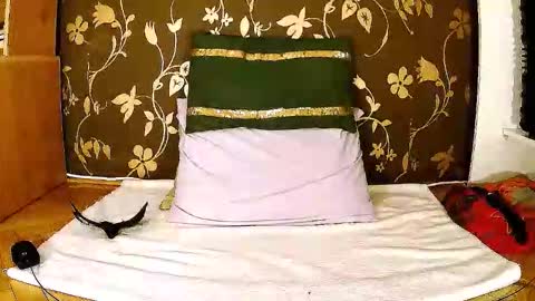Snapshot of sexymayagold chatting on September 25, 6:45 am Squirty Maya Gold online show from September 25, 6:45 am