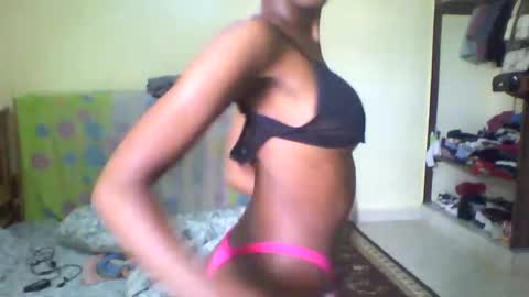 Snapshot of sexyy_tiny chatting on December 10, 8:40 am Mel online show from December 10, 8:40 am