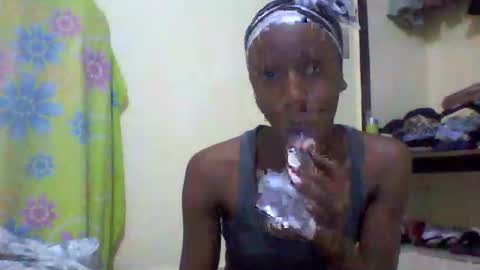 Snapshot of sexyy_tiny chatting on December 17, 4:43 pm Mel online show from December 17, 4:43 pm