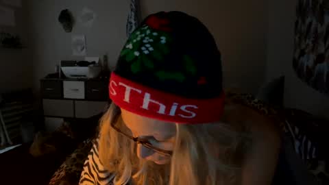 Snapshot of shamanwoman chatting on December 24, 12:55 pm Shaman Woman online show from December 24, 12:55 pm