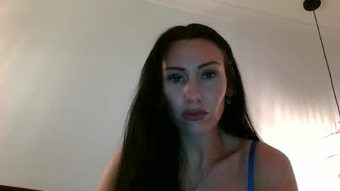 Annaleseee online show from October 19, 1:35 pm