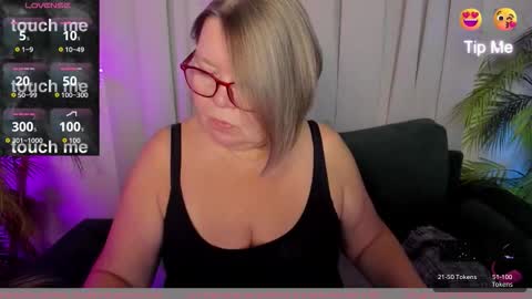Snapshot of shannonshine chatting on October 6, 1:28 pm Shannon online show from October 6, 1:28 pm