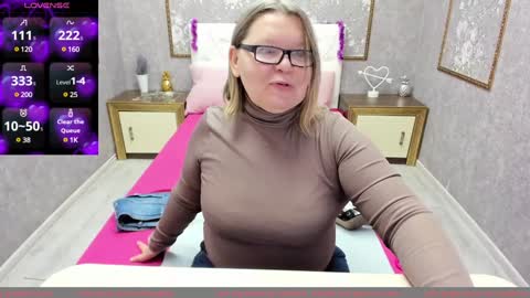 Snapshot of shannonshine chatting on January 12, 6:17 am Shannon online show from January 12, 6:17 am