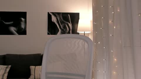 shesleepsnaked online show from April 22, 5:21 pm