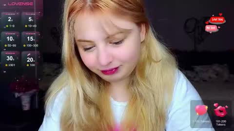 Snapshot of shy_blondiee chatting on February 21, 12:05 am Molly online show from February 21, 12:05 am