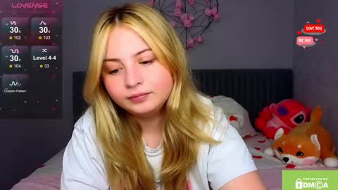 Snapshot of shy_blondiee chatting on December 10, 11:40 pm Molly online show from December 10, 11:40 pm