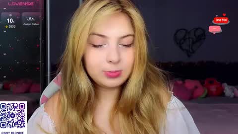 Snapshot of shy_blondiee chatting on January 23, 10:33 pm Molly online show from January 23, 10:33 pm