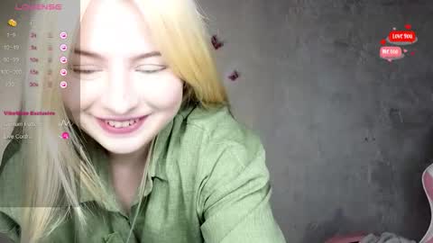 Snapshot of shy_blondiee chatting on September 8, 8:30 pm Molly online show from September 8, 8:30 pm