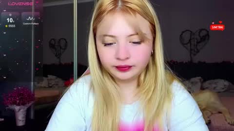 Snapshot of shy_blondiee chatting on February 24, 12:05 am Molly online show from February 24, 12:05 am