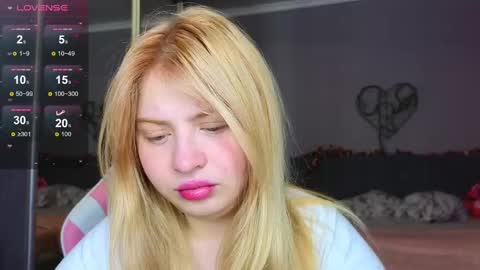 Snapshot of shy_blondiee chatting on February 25, 12:03 am Molly online show from February 25, 12:03 am