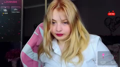 Snapshot of shy_blondiee chatting on February 20, 12:08 am Molly online show from February 20, 12:08 am