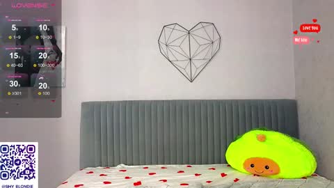 Snapshot of shy_blondiee chatting on January 16, 11:48 pm Molly online show from January 16, 11:48 pm