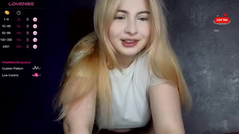Snapshot of shy_blondiee chatting on October 14, 11:18 pm Molly online show from October 14, 11:18 pm