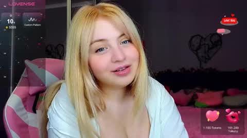 Snapshot of shy_blondiee chatting on February 15, 11:38 pm Molly online show from February 15, 11:38 pm