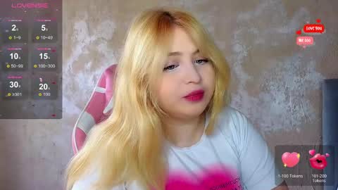 Snapshot of shy_blondiee chatting on March 6, 10:30 am Molly online show from March 6, 10:30 am
