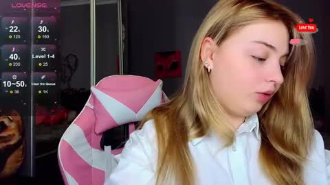 Snapshot of shy_blondiee chatting on February 11, 11:54 pm Molly online show from February 11, 11:54 pm