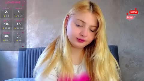 Snapshot of shy_blondiee chatting on March 10, 12:17 pm Molly online show from March 10, 12:17 pm