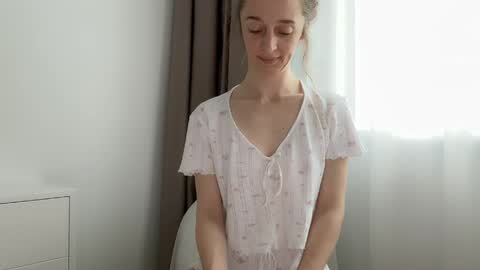 shy_schoolgirl_ online show from May 8, 8:17 am