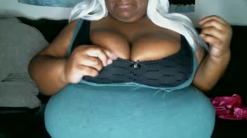 Snapshot of silkytitsbbw chatting on October 27, 11:54 pm Silky online show from October 27, 11:54 pm
