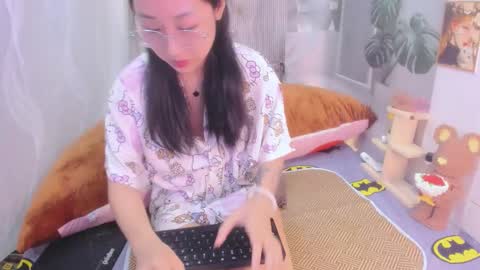 Snapshot of sisi_baby chatting on October 14, 4:59 am julila online show from October 14, 4:59 am