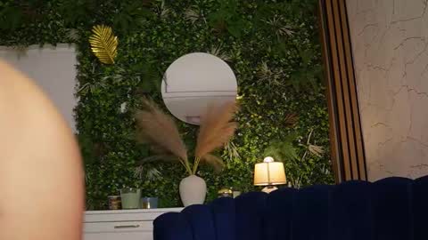 Dee online show from March 12, 8:44 pm