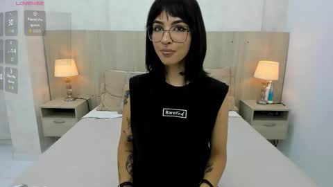 Snapshot of skinny_emily chatting on October 14, 7:27 pm Emily Rojas online show from October 14, 7:27 pm