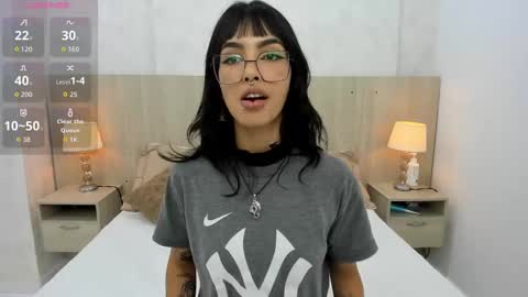 Snapshot of skinny_emily chatting on October 9, 3:32 am Emily Rojas online show from October 9, 3:32 am