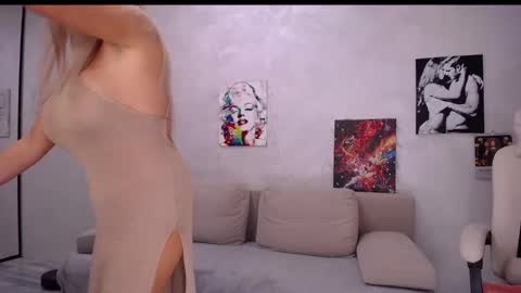 Snapshot of so_sexy_monna chatting on December 28, 2:42 pm Monna online show from December 28, 2:42 pm