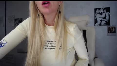 Snapshot of so_sexy_monna chatting on February 22, 2:16 pm Monna online show from February 22, 2:16 pm