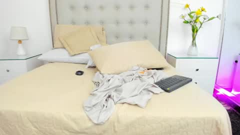 sofhyalove online show from April 19, 6:10 pm