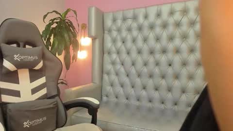 Snapshot of sofi__18_ chatting on October 15, 6:43 pm SOFI online show from October 15, 6:43 pm