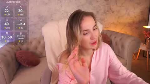 Snapshot of sofiebloom chatting on October 3, 5:12 am Sofie online show from October 3, 5:12 am