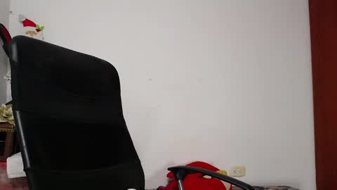 Snapshot of soft_fetish chatting on December 3, 10:15 am Camila M online show from December 3, 10:15 am