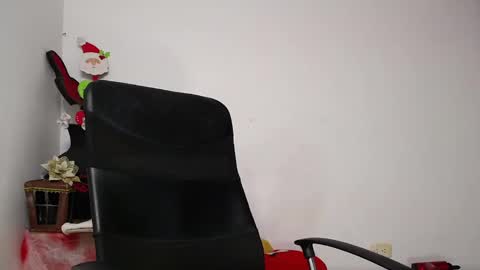 Snapshot of soft_fetish chatting on December 2, 9:37 pm Camila M online show from December 2, 9:37 pm