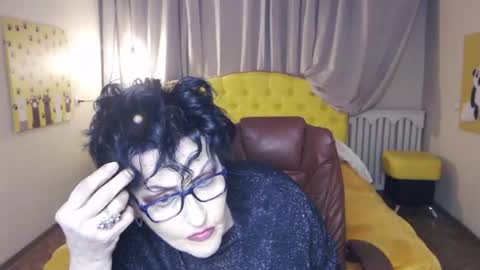 sondrariddle online show from April 19, 8:11 pm