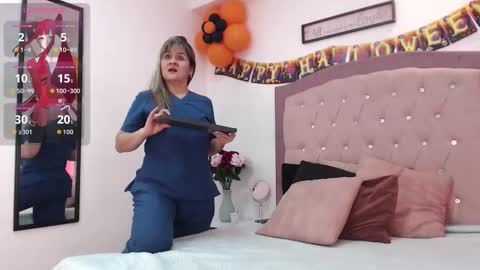 Snapshot of sophie_benett chatting on October 14, 8:22 pm Sophie online show from October 14, 8:22 pm