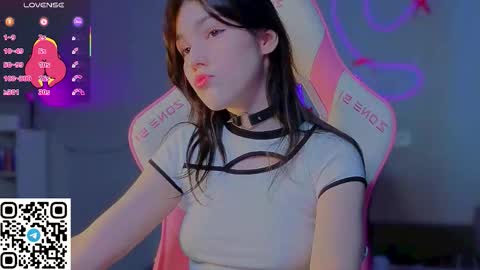 sophie_nomenal_ online show from February 18, 12:15 pm