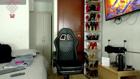 sophiebaker__ online show from April 17, 2:24 am