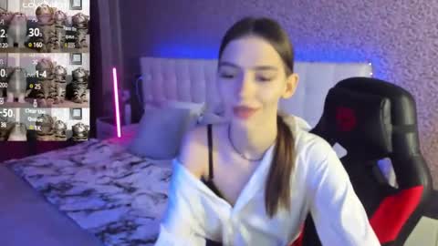 Snapshot of sophiecherrie chatting on February 9, 7:05 am Sophie online show from February 9, 7:05 am
