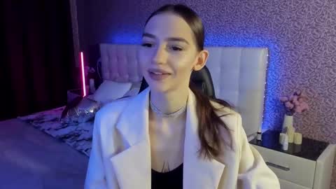 Snapshot of sophiecherrie chatting on February 25, 6:36 am Sophie online show from February 25, 6:36 am
