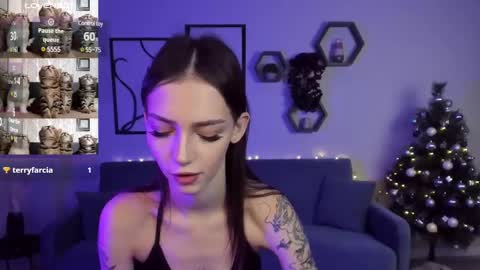 Snapshot of sophiecherrie chatting on December 24, 7:22 pm Sophie online show from December 24, 7:22 pm