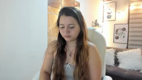 Snapshot of sophiee09_ chatting on October 10, 2:11 pm Sophie online show from October 10, 2:11 pm