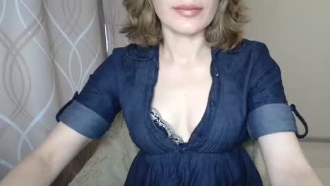 Snapshot of sophiemisss chatting on October 13, 10:18 am Sophiemisss online show from October 13, 10:18 am