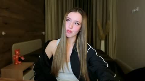 Chloe online show from June 24, 7:13 pm