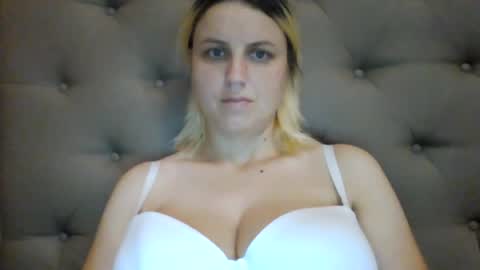 Amelly online show from August 9, 1:04 pm