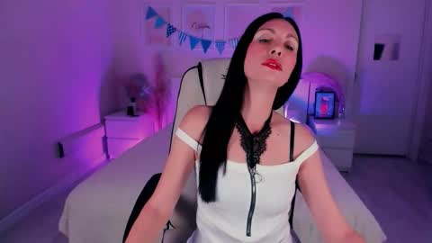 Snapshot of steaflers_mom chatting on October 4, 7:47 am Avanessa May Follow mommy online show from October 4, 7:47 am