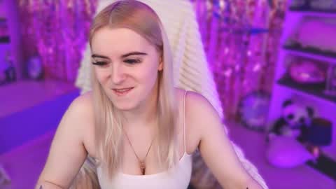 stef_nicks online show from February 13, 9:22 am