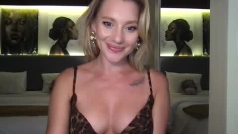 Snapshot of stella_loveu chatting on October 18, 3:48 pm Stella online show from October 18, 3:48 pm