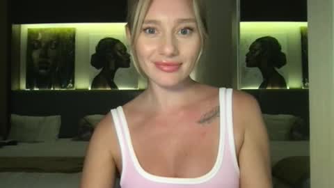 Snapshot of stella_loveu chatting on October 1, 1:05 pm Stella online show from October 1, 1:05 pm